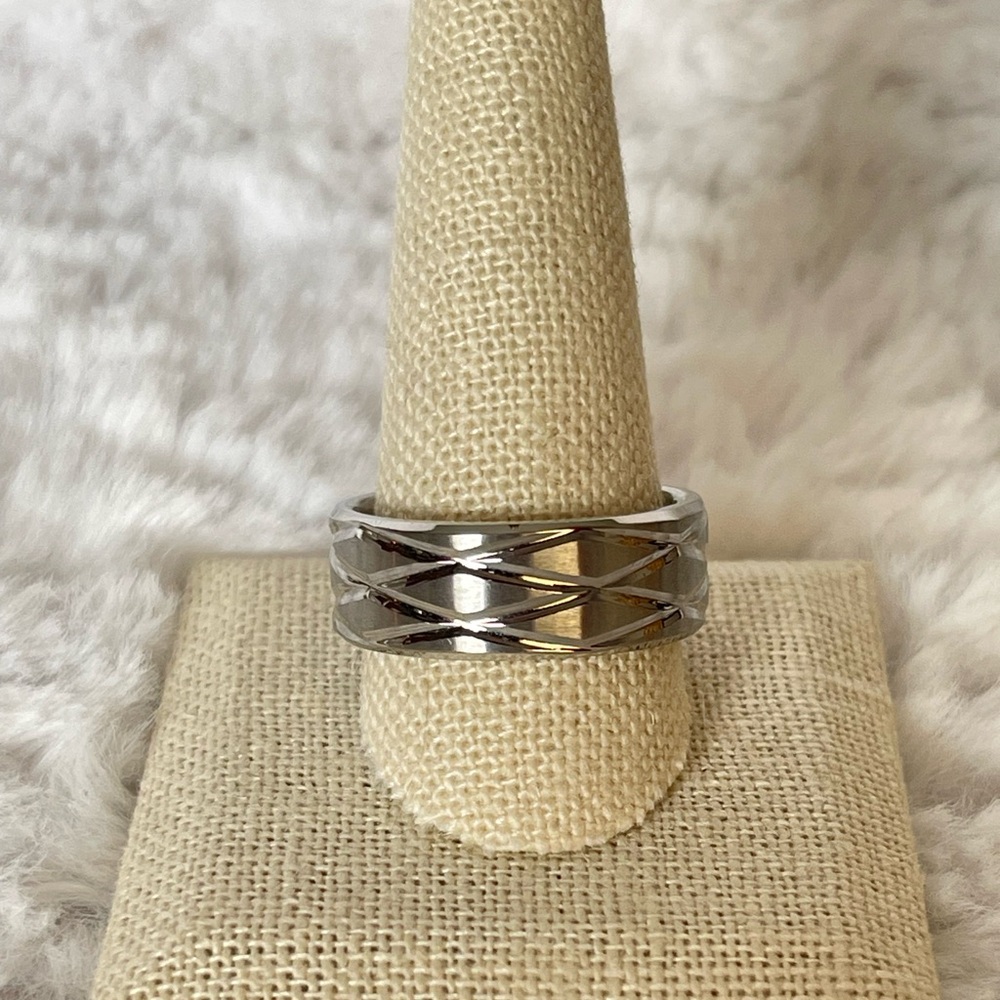 Stainless steel bold criss cross diamond shaped groove band ring